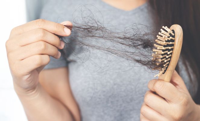 Queda de cabelo na mulher feminina (nas mulheres)